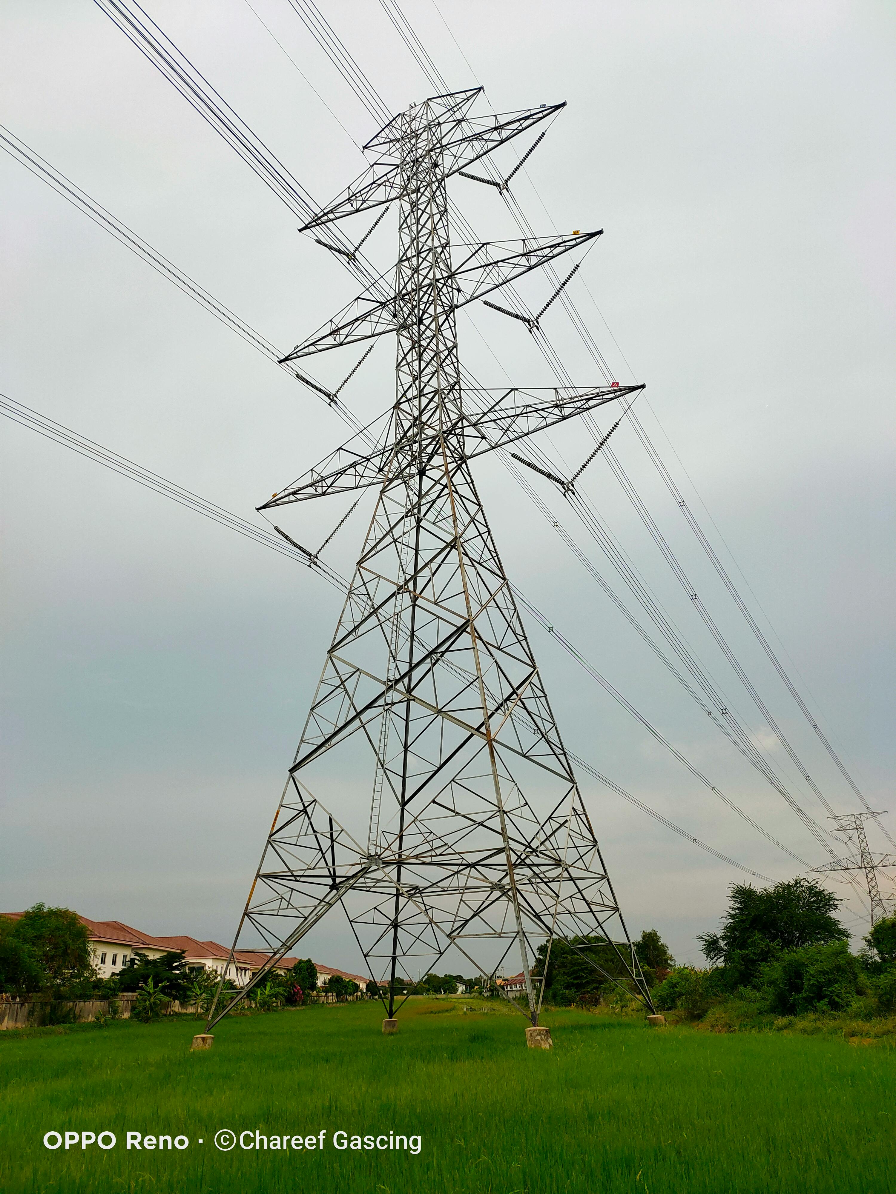 잠들기 어려워 침대에서 뒤척이는 모습