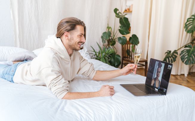 Online dating: starting a conversation on a niche platform
