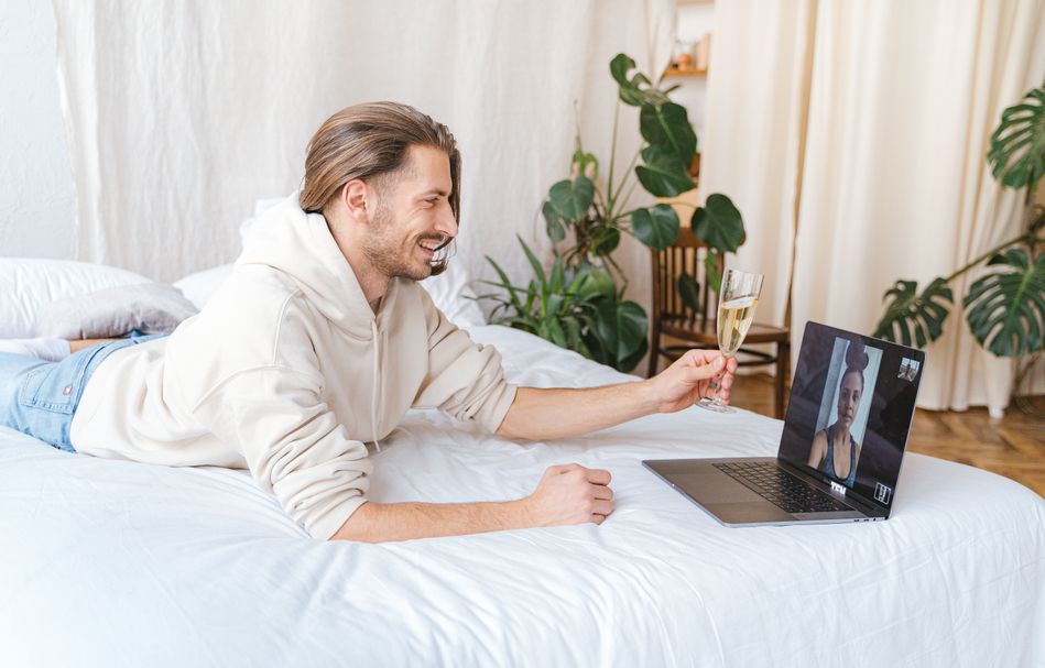 Online dating: starting a conversation on a niche platform