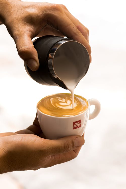 Free Person Doing a Latte Art on a Drink  Stock Photo