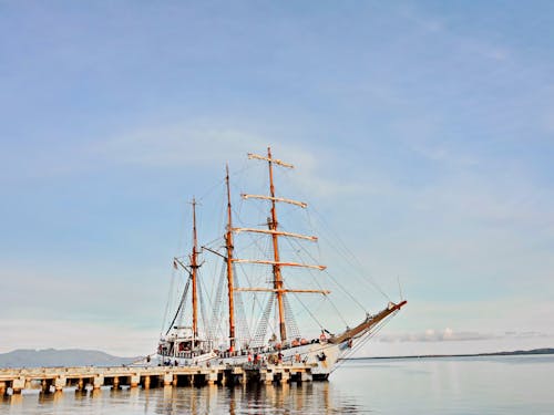 Foto profissional grátis de água, baía, barco a vela