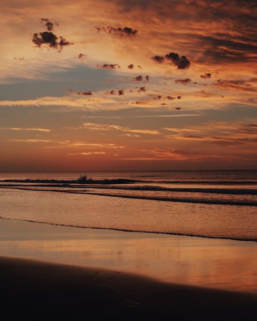 akşam karanlığı, altın saat, deniz manzarası içeren Ücretsiz stok fotoğraf