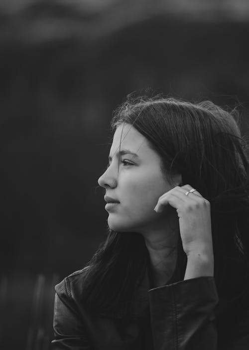 Gratis lagerfoto af alene, alvorlige, beundre