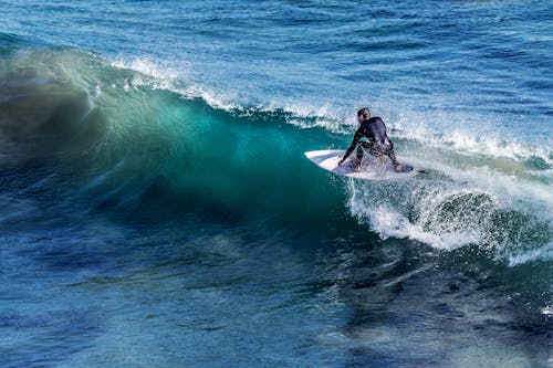 Gratis Hombre En Tabla De Surf Blanca Foto de stock
