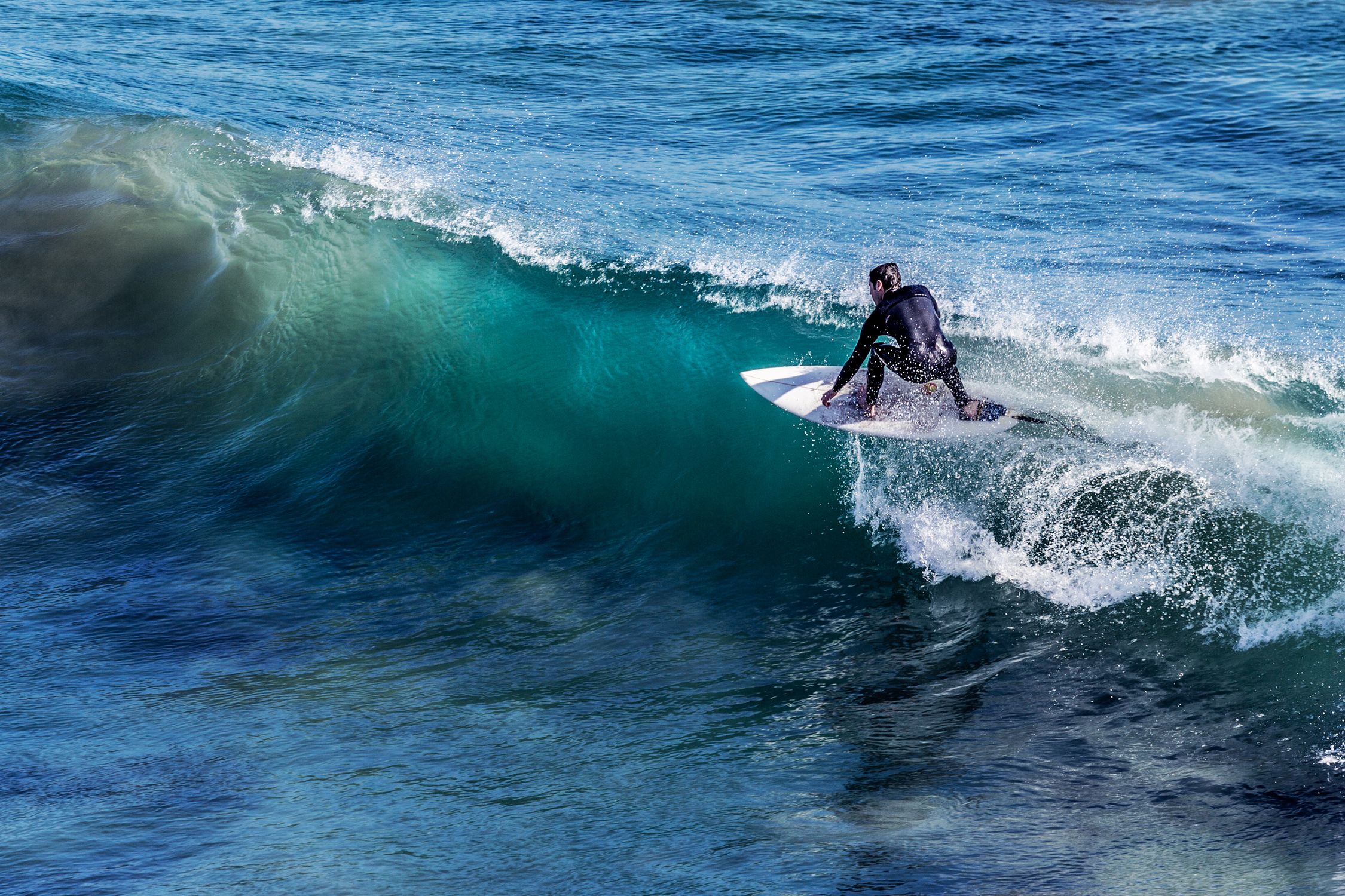 Homme En Planche De Surf Blanche Photo Gratuite Homme en planche de surf blanche photo gratuite