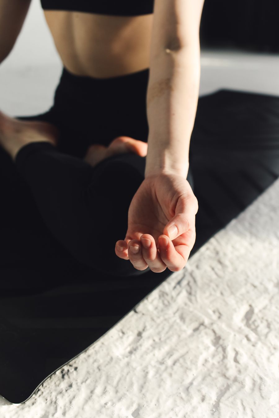 Détail d’une posture des mains pendant la méditation, illustration