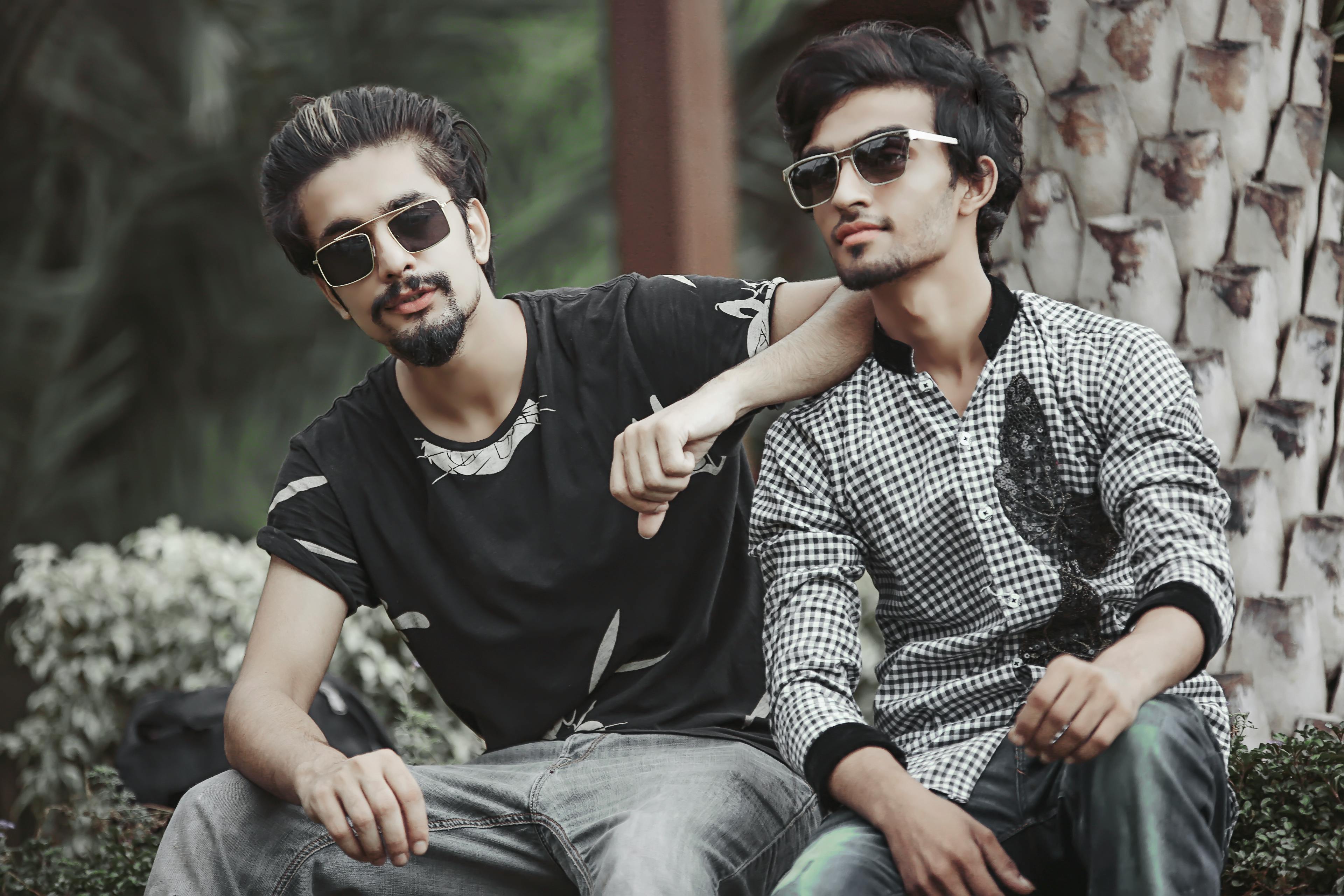 Kostenlos Zwei Männer Sitzen Auf Gras In Der Nähe Von Baum Stock-Foto