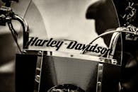 哈雷戴维森黑白复古摩托车特写