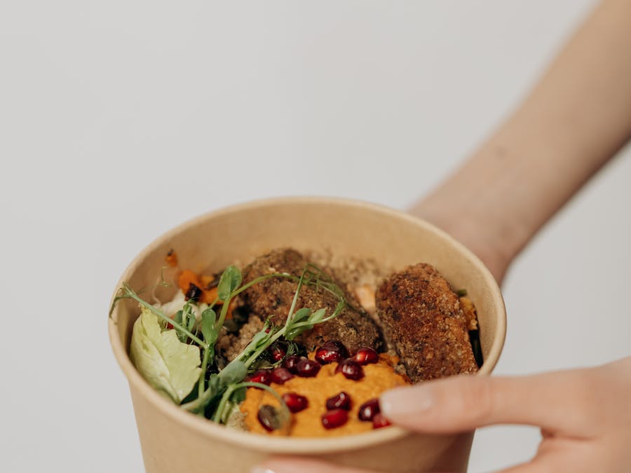 How many carbs should a female eat to lose weight?