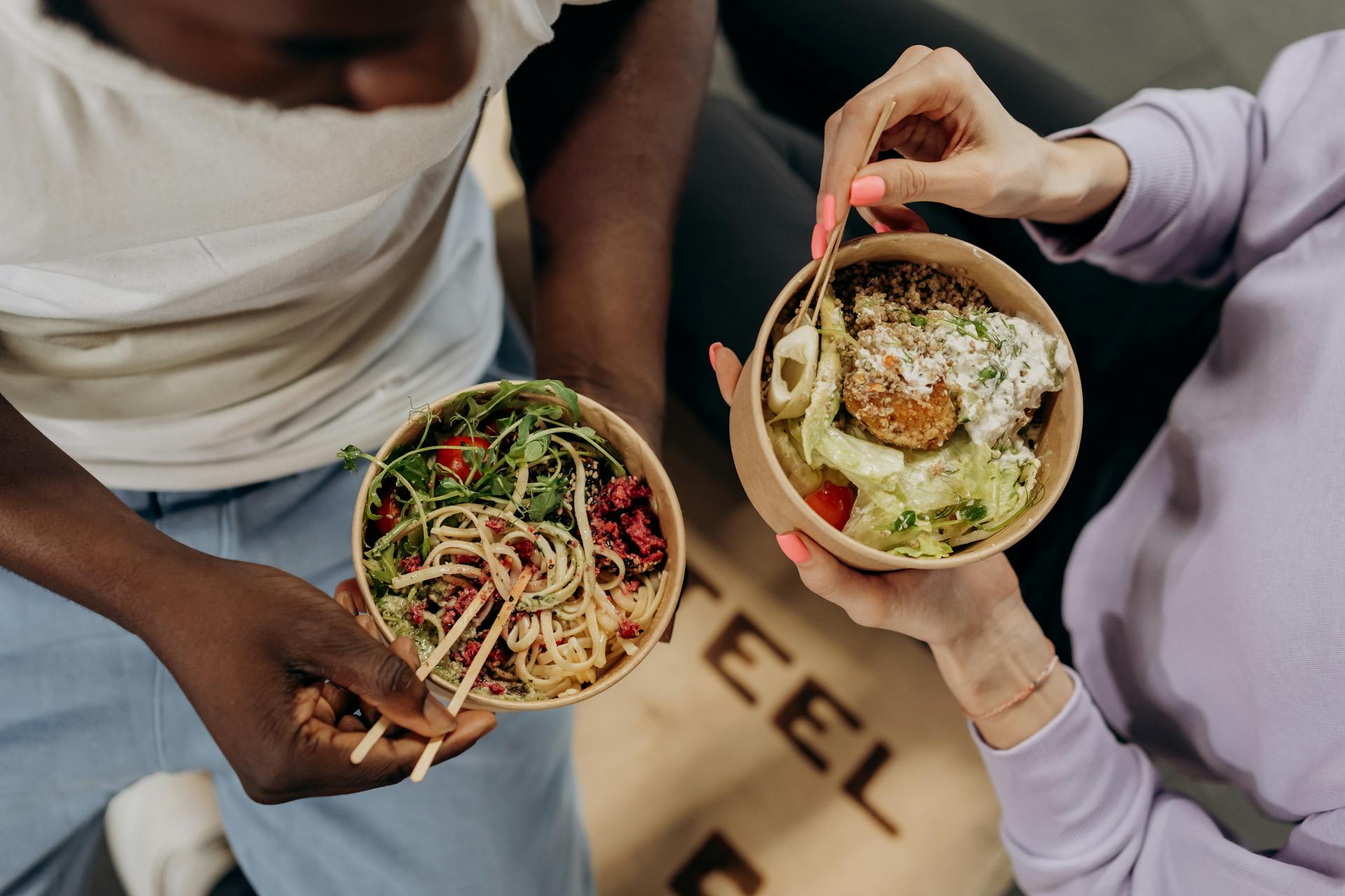 Man en vrouw eten gezond voedsel