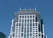 波士顿马萨诸塞州，现代摩天大楼的玻璃立面映衬在蔚蓝天空下