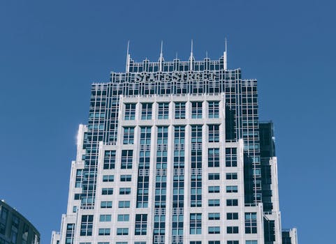 波士顿马萨诸塞州，现代摩天大楼的玻璃立面映衬在蔚蓝天空下