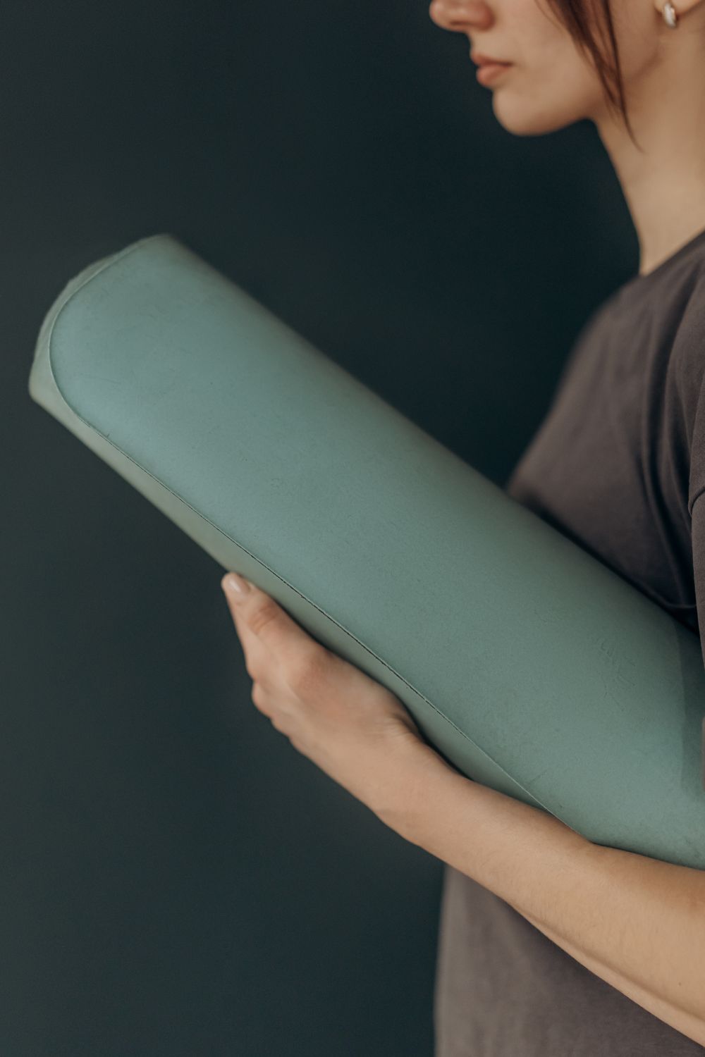 Mulher trocando de roupa após treino, representando o hábito de trocar a roupa de academia logo após o exercício.