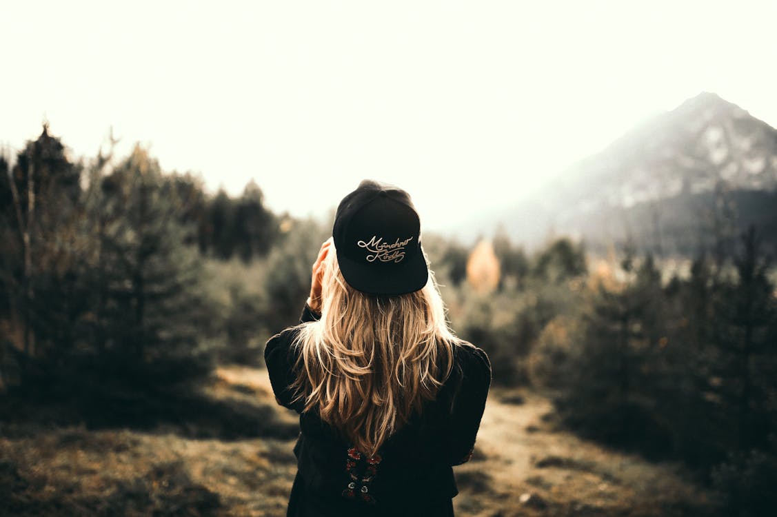 Free Back View of a Woman Black Sweater and Black Cap Stock Photo