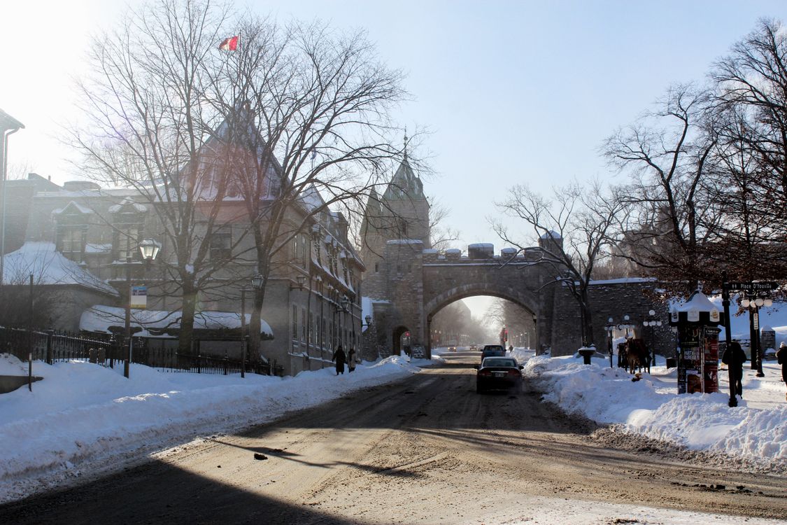 Route enneigée en hiver au Québec
