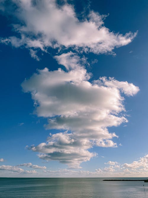 Free Ocean Under the White Clouds and Blue Sky Stock Photo