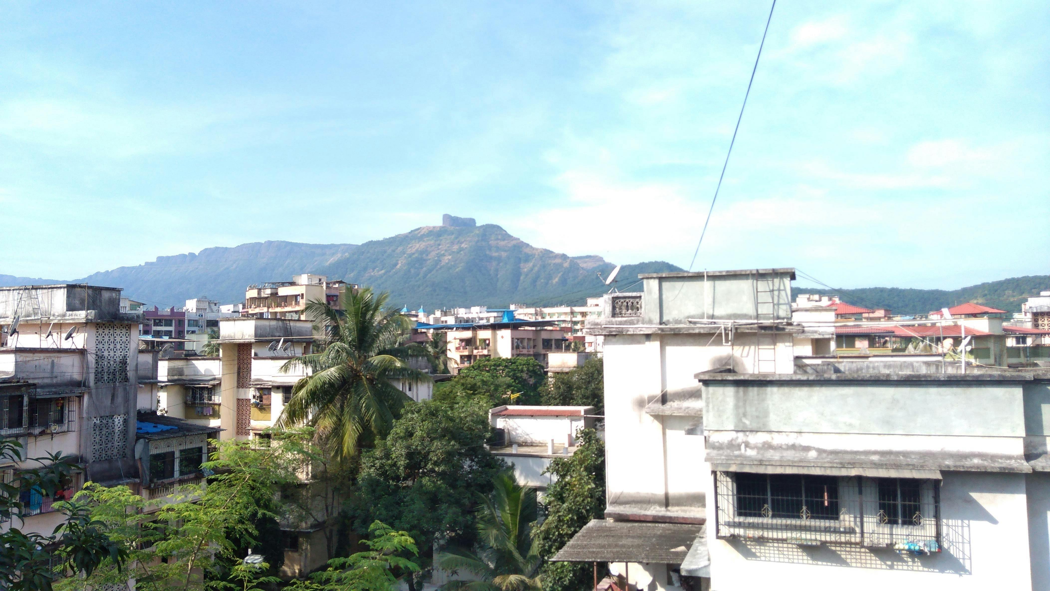 Osoba segregująca odzież do recyklingu w domu
