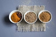 碗中平放着芳香香料，置于纹理垫子上