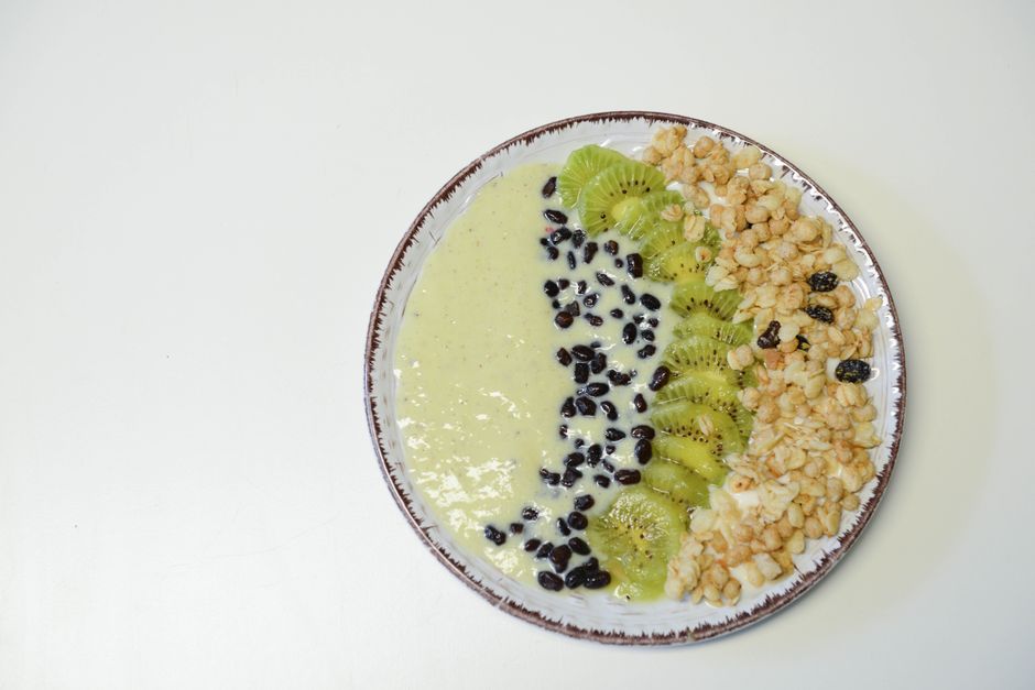 冷凍野菜スムージーをミキサーに入れる朝食の様子