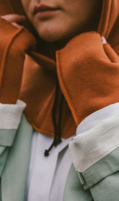 Moletom ferrugem por baixo de uma jaqueta verde sage, cores que eu não esperava amar 🧡
#lookdodia #orange #hoodie #jacket