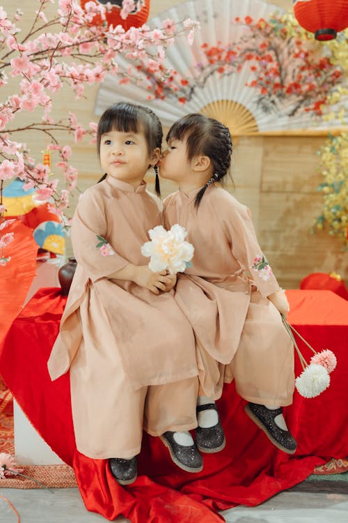 亚洲儿童, 亲热, 傳統服飾 的 免费素材图片
