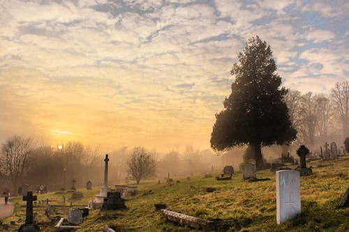 Cementerio Bajo El Cielo Nublado