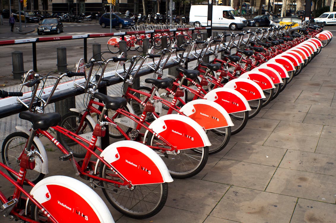 Gratis Bicicletas Rojas Y Blancas Estacionadas Foto de stock