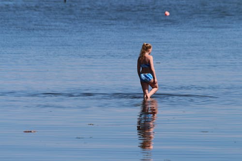 Gratis stockfoto met atletisch meisje, blauw, blauwe zee