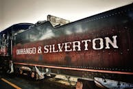 复古的杜兰戈和西尔弗顿蒸汽机车展现了乡村魅力和工业遗产