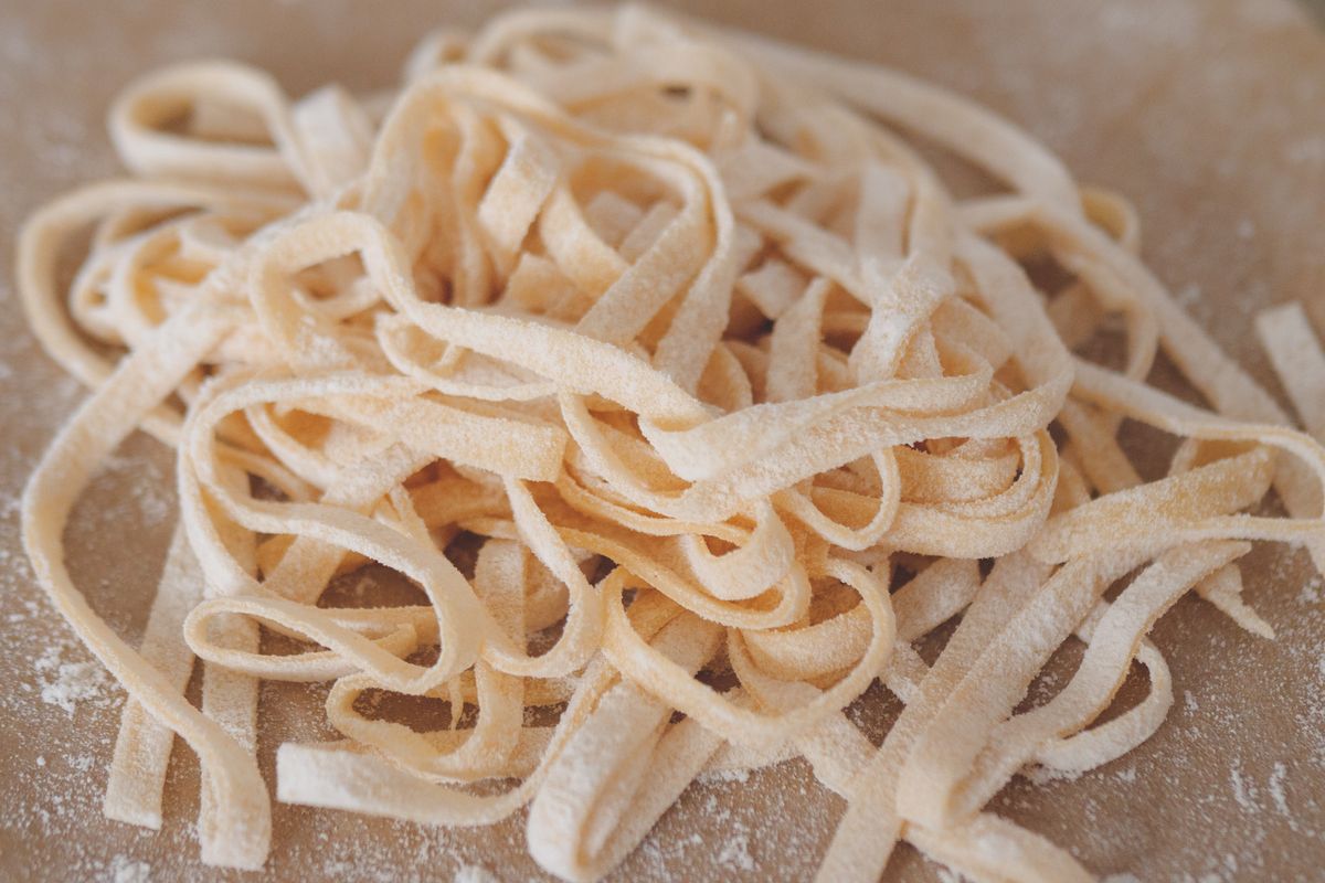 Pâtes fraîches maison : la recette de base pas à pas - Faire des pâtes fraîches maison sans laminoir : méthodes et astuces