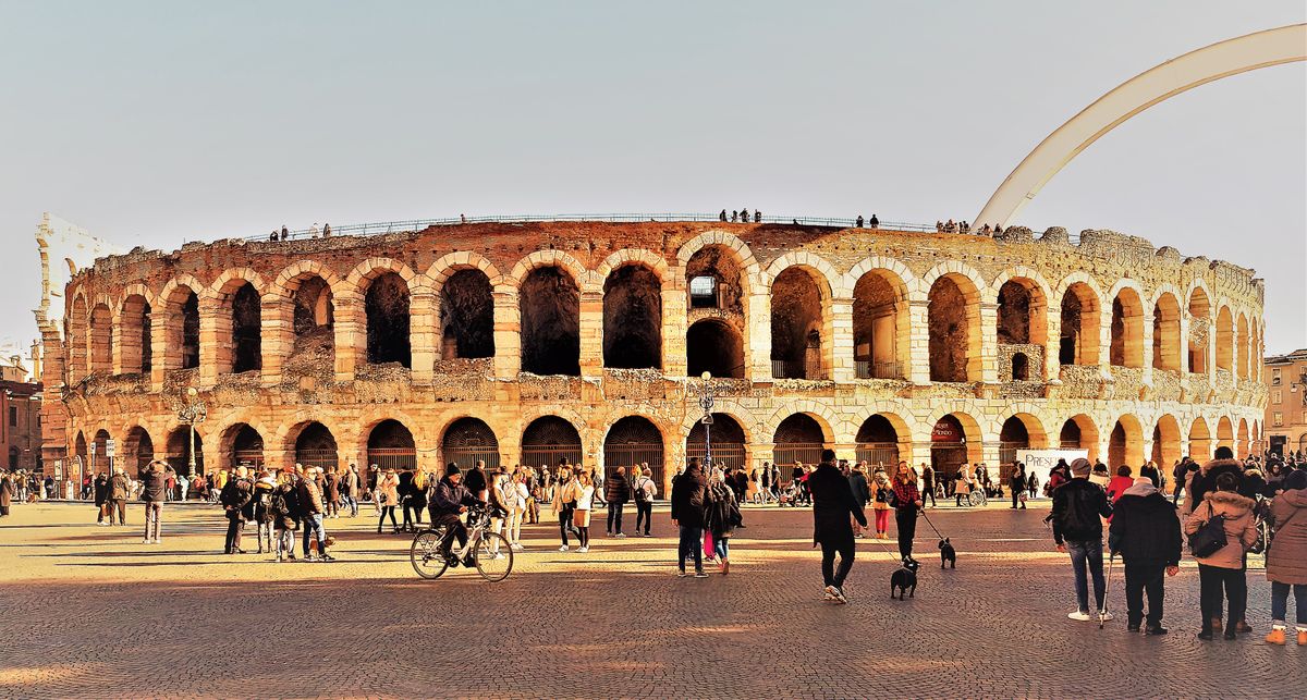 Arena din Verona cu turisti in Piazza Bra, panoramic