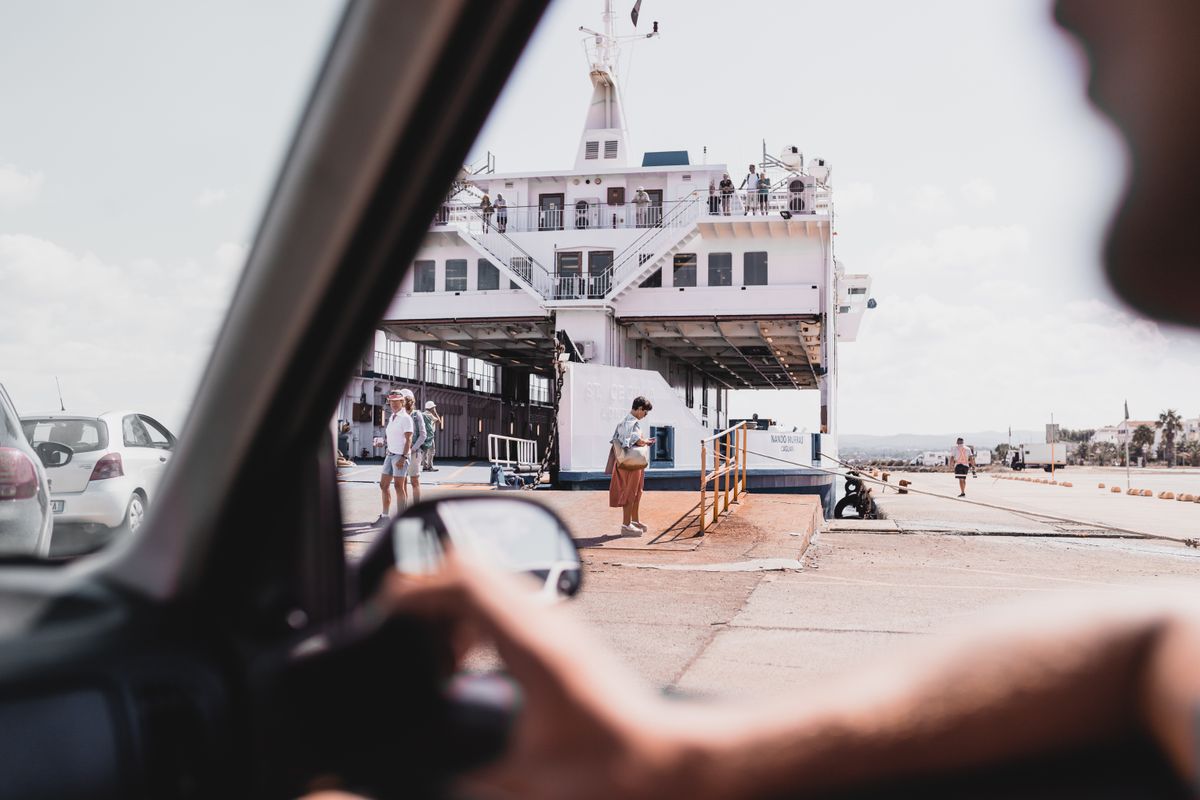 Imbarcarea pe ferry vazuta din masina, cu rampa deschisa