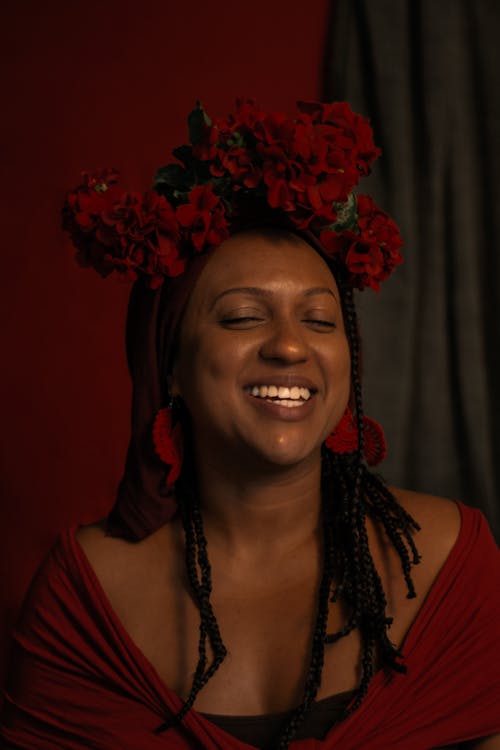 Základová fotografie zdarma na téma černoška, červené kytky, krásný úsměv
