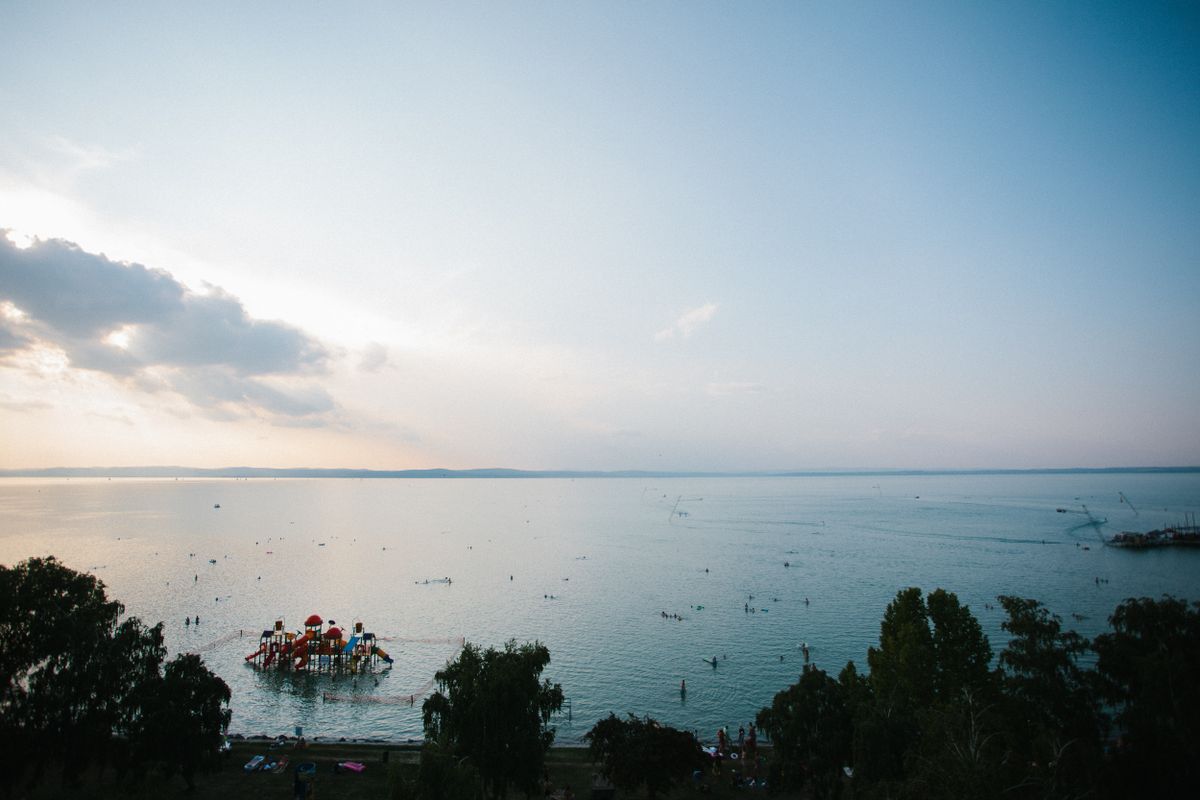 Vedere de sus asupra unui ponton gonflabil de joacă instalat în apa lacului Balaton