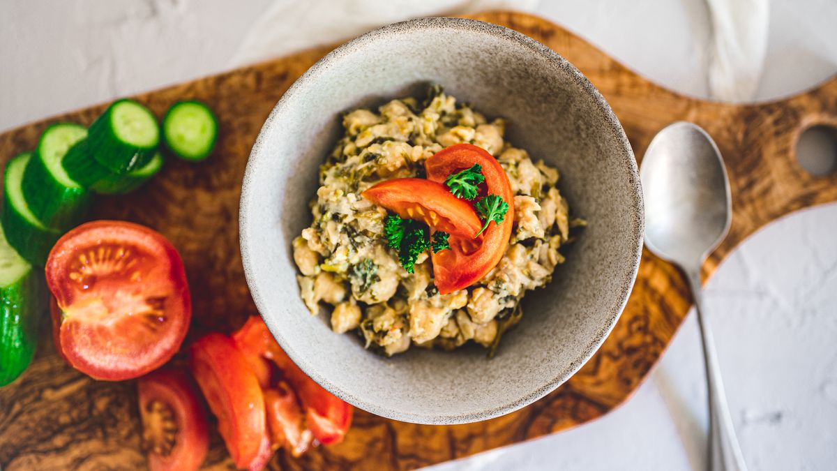 Chickpea, cucumber and mint salad