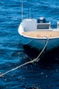 一艘高端摩托艇停靠在海洋上，有一根可见的绳子，非常适合休闲和旅行的图像