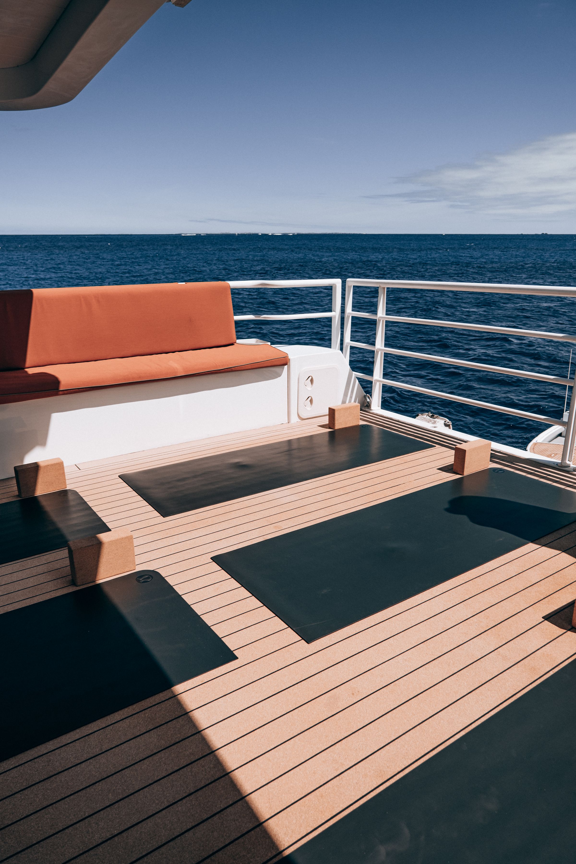 Elegantes Yachtdeck mit Blick auf das offene Meer