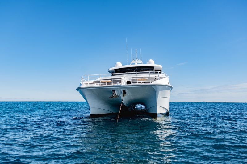 Yate de lujo navegando, turismo náutico