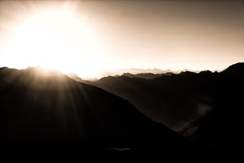 бесплатная Фотография гор во время восхода солнца Стоковое фото