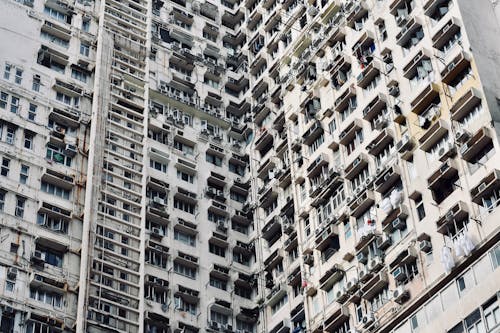 Foto stok gratis balkon, bertingkat tinggi, bidikan sudut sempit