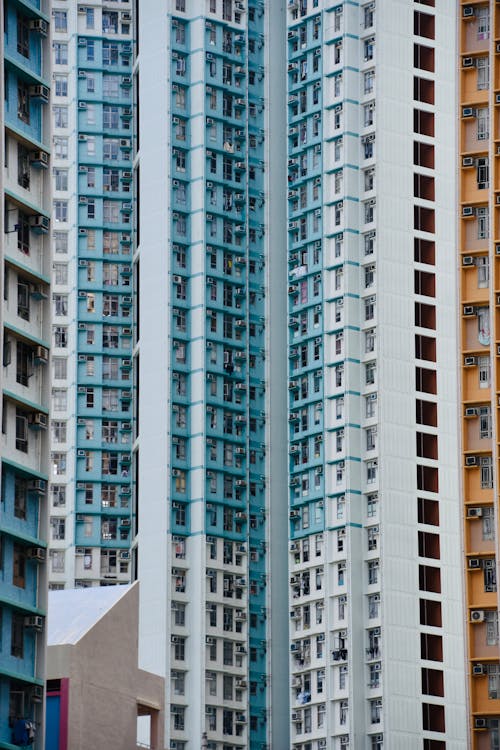 Immagine gratuita di balcone, condominio, edificio a molti piani