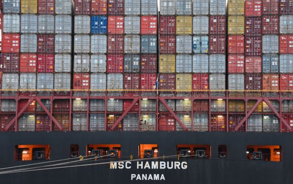 Conteneurs maritimes empil&eacute;s sur un terminal portuaire