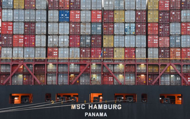 Conteneurs maritimes empil&eacute;s sur un terminal portuaire