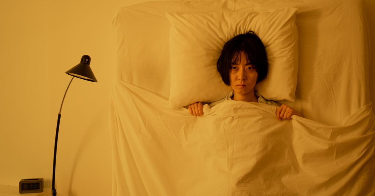 A split-screen comparison: left side shows a person tossing in a warm, red-toned room with a clock showing 3 AM; right side shows a person sleeping deeply in a cool, blue-toned room with a clock showing 6 AM and a deep sleep graph