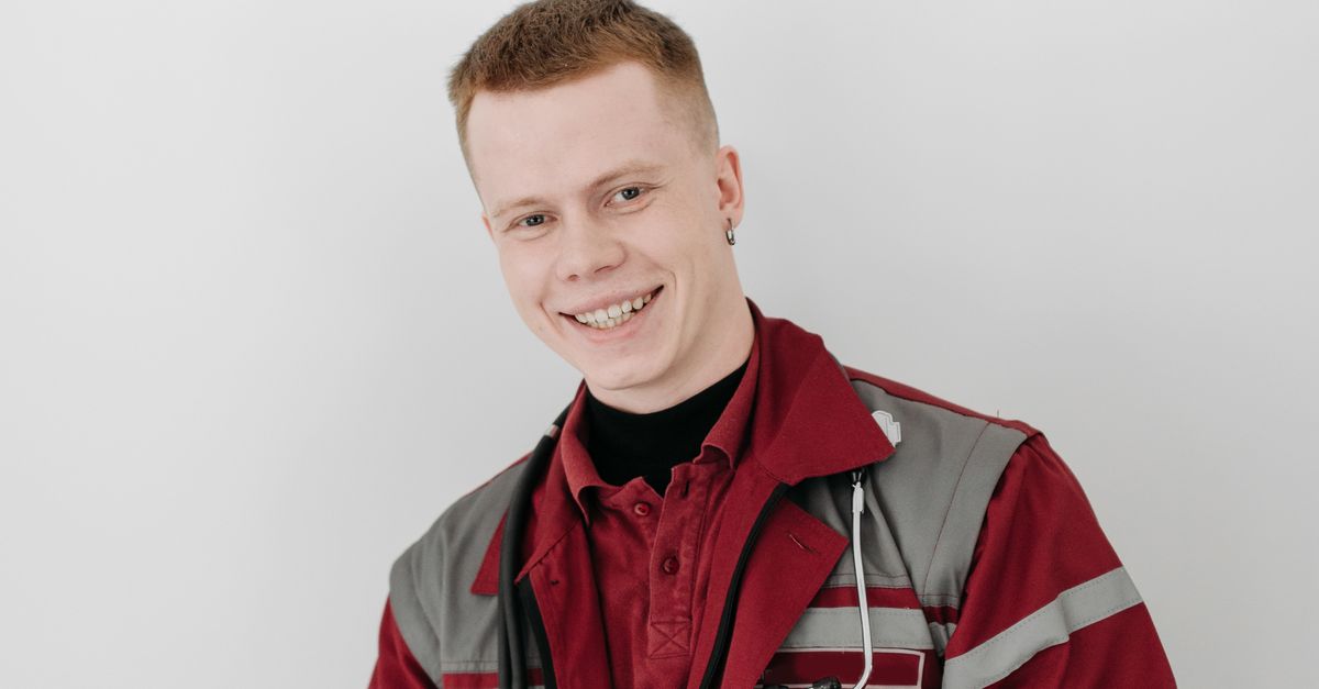 Helsefagarbeider i uniform med dokumenter