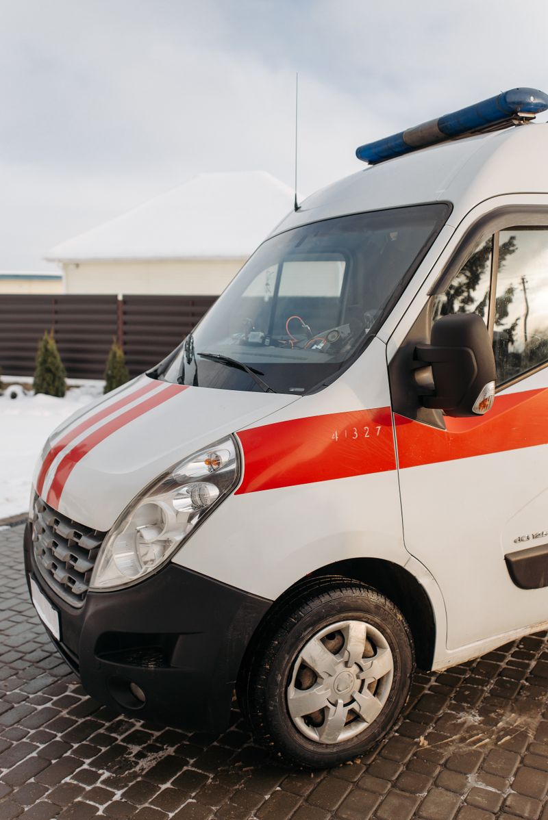 Ambulancia roja y blanca de Rescate Médico