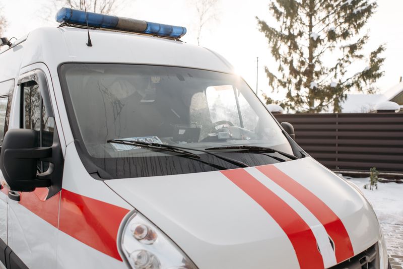 Ambulancia de emergencias con franjas rojas