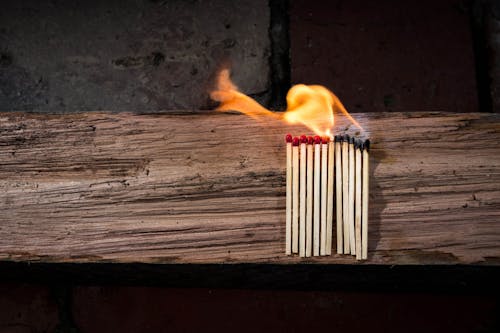 Allumettes éclairées Sur Une Surface En Bois Marron