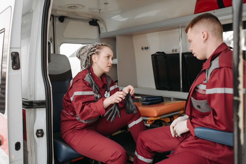 Equipo preparando material médico dentro de la ambulancia