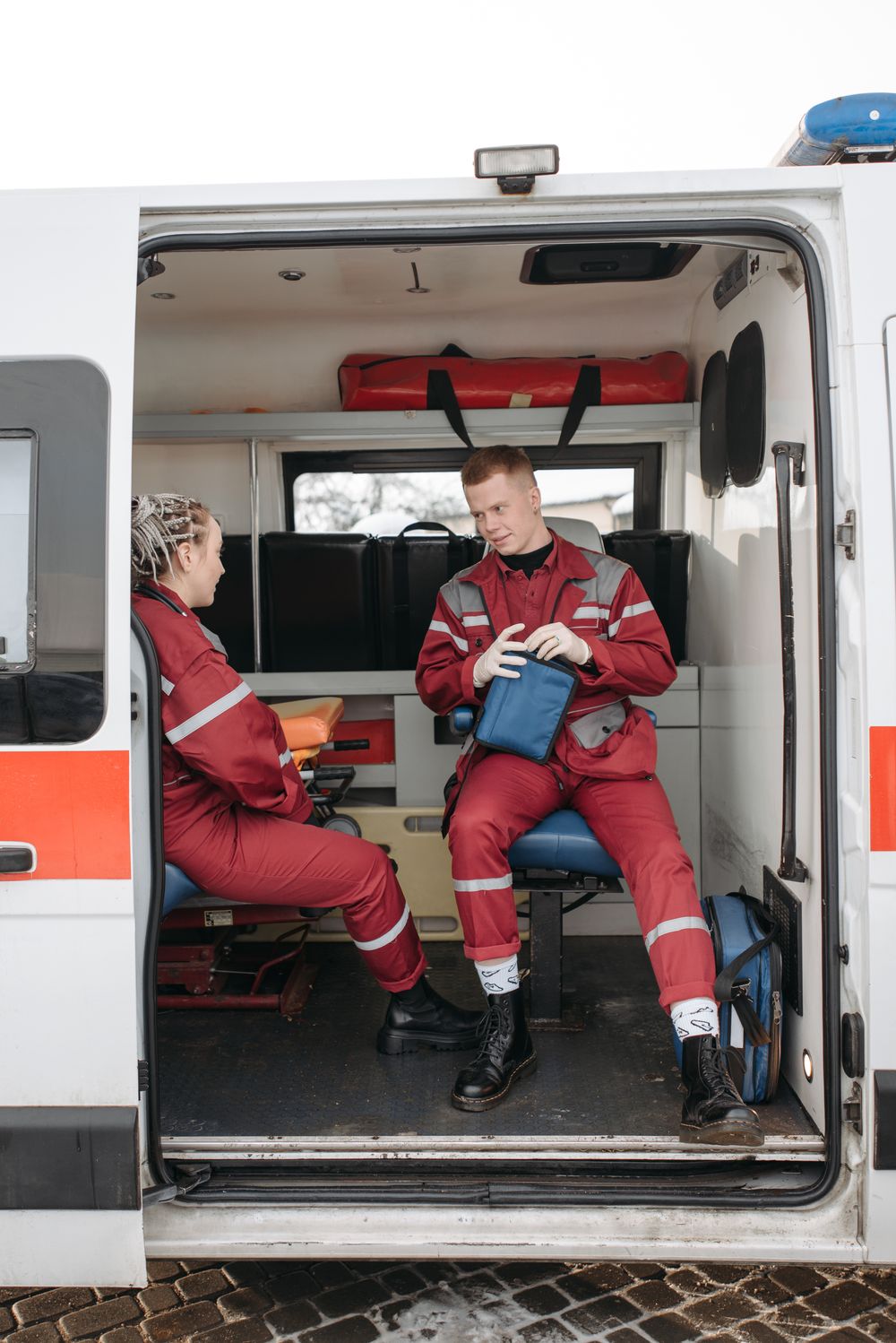 Paramédicos preparando el interior de la ambulancia para un traslado